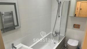 Et badeværelse på Eva's Sea View 2 Bed 2 Bath Parking + 42 billeder