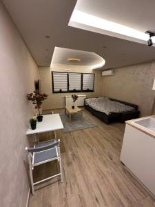 Postel nebo postele na pokoji v ubytování Airport Nest Belgrade + 11 fotografií