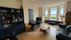 Et opholdsområde på Eva's Sea View 2 Bed 2 Bath Parking