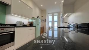 Køkken eller tekøkken på Eva's Sea View 2 Bed 2 Bath Parking