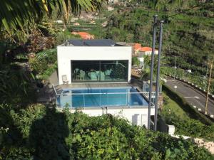 蓬他达维托亚Tabua Lodge的带游泳池的房子的鸟瞰图