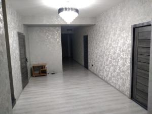 een lege kamer met een hal met een muur bij Дом хай-тек in Toshkent-Passajir Bekati