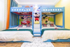 Postel nebo postele na pokoji v ubytování Shanghai Lanfeng Intelligent Light - Shanghai Disney Branch