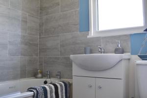 een badkamer met een witte wastafel en een bad bij 46 Hectors, Sunbeach, Scratby - Two bed chalet, sleeps 4, pet friendly, free Wi-Fi, free entry to onsite clubhouse and bed linen and towels included in Great Yarmouth +10 foto's