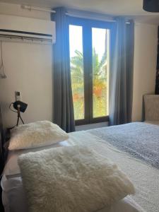 ein Schlafzimmer mit einem Bett mit einem großen Fenster in der Unterkunft Villa Gabriel in Golfe-Juan + 58 Fotos