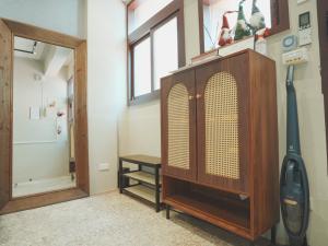 Φωτογραφία από το άλμπουμ του Old wooden window bungalow B&B σε Tainan