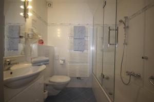 Kylpyhuone majoituspaikassa Hotel-Garni Schernthaner
