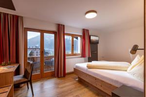 Voodi või voodid majutusasutuse Das Sonnleiten Ski- und Motorradhotel Bruck im Zillertal toas