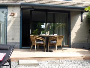 a table and two chairs on a patio at Immer simmer in Lemmer