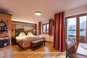 Voodi või voodid majutusasutuse Das Sonnleiten Ski- und Motorradhotel Bruck im Zillertal toas