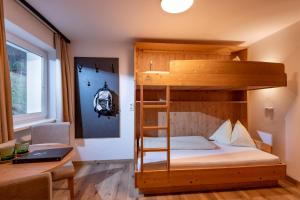 Voodi või voodid majutusasutuse Das Sonnleiten Ski- und Motorradhotel Bruck im Zillertal toas