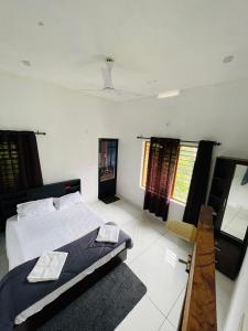 Un dormitorio con una cama grande en una habitación. en aphrodite home stay, en Pinangode 5 fotos más