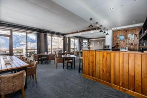Sohvabaar või baar majutusasutuses Alpine Lounge Boutique Hotel