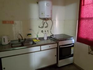 a small kitchen with a sink and a stove at Dpto del Centro in Rosario