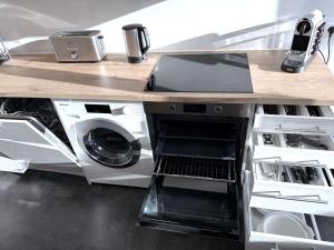 ブラウンシュヴァイクにあるMona Lisa, Komplette Wohnung, 24h Check-in, mit Parkplatz, Balkon, 2x Smart TV, Zentrumのキッチン(カウンター下に洗濯機、乾燥機付) +18枚の写真