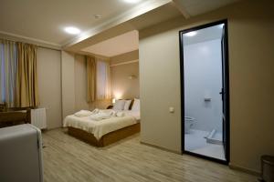 Postel nebo postele na pokoji v ubytování Hotel Mogzauri