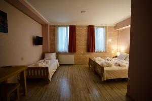 Postel nebo postele na pokoji v ubytování Hotel Mogzauri + 37 fotografií