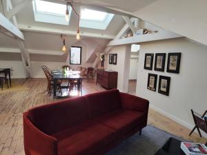 a living room with a red couch and a table at le marais in Romans-sur-Isère