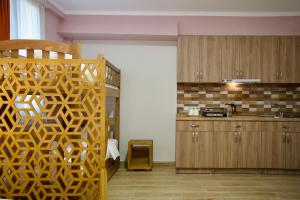 Kuchyň nebo kuchyňský kout v ubytování Hotel Mogzauri