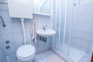 Phòng tắm tại Apartments Ritoša +24 ảnh