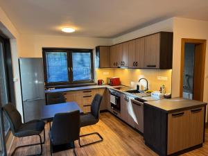 A kitchen or kitchenette at Vila DEDO