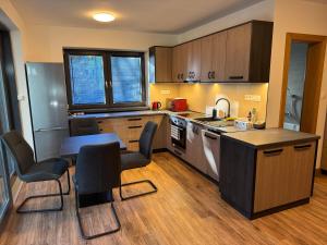 A kitchen or kitchenette at Vila DEDO