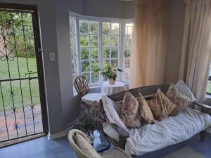 Et opholdsområde på Tranquil Garden Cottage