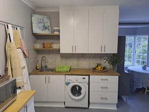 Køkken eller tekøkken på Tranquil Garden Cottage + 2 billeder