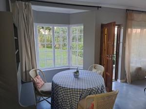 Et opholdsområde på Tranquil Garden Cottage