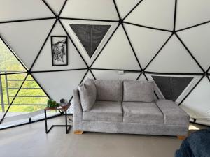 Posezení v ubytování The Wolf Glamping