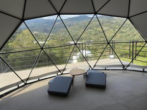 Nespecifikovaný výhled na hory nebo výhled na hory při pohledu z luxury tent