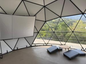 Nespecifikovaný výhled na hory nebo výhled na hory při pohledu z luxury tent + 17 fotografií