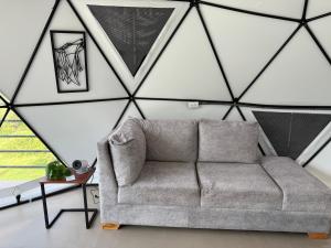 Posezení v ubytování The Wolf Glamping