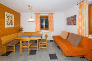 salon z kanapą i stołem w obiekcie Ferienwohnung Franck w mieście Kleinarl