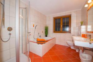 łazienka z wanną, toaletą i umywalką w obiekcie Ferienwohnung Franck w mieście Kleinarl