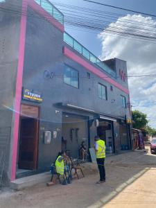 Deux personnes en gilets jaunes debout à l'extérieur d'un bâtiment dans l'établissement Pousada Barra Grande, à Barra Grande
