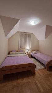 Postel nebo postele na pokoji v ubytování Apartman Sunčana dolina, Zaovine