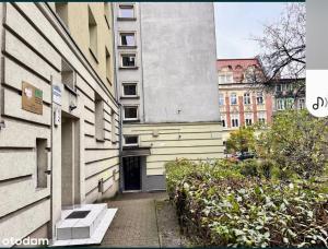 um corredor de um edifício ao lado de um edifício em Night Host Krakowska 3 przy Rynku free parking em Bytom