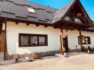 a house with a metal roof at Izby na Równi in Witów