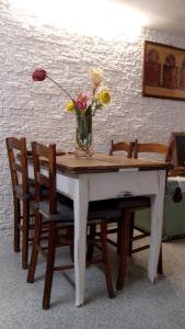 einen Tisch mit einer Blumenvase darüber in der Unterkunft La Tana del Nano in Ancona