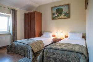 um quarto de hotel com duas camas e uma janela em HOTEL I RESTAURACJA BROCHÓW em Breslávia