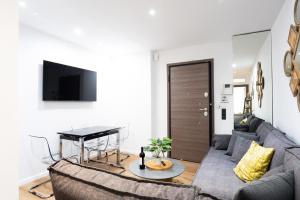 una sala de estar con un sofá y una mesa en Paradise+ With Jacuzzi In the heart of Athens!, en Atenas