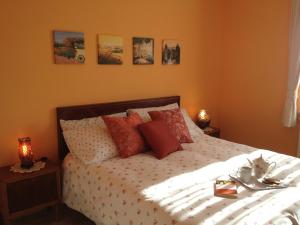 インペリアにあるCasa Agostinoのベッドルーム1室(赤い枕のベッド1台付)