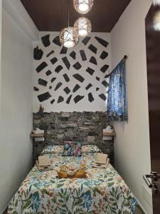 a bedroom with a bed with a pattern on the wall at Casa Vacacional Lupe in Vallehermoso