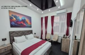 Authentic Belgrade Centre - New Year 2026 - Suites and large Apartments for Groups - Up to 63 Guests in one Building في بلغراد: غرفة فندق مع سرير ومكتب