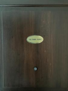 drzwi z napisem „trzecie piętro” w obiekcie The Third Floor w mieście Meta