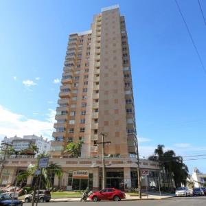 トーレスにあるFlat 100m da praia, vista mar com garagem, central e completo!の大きな建物 +9枚の写真