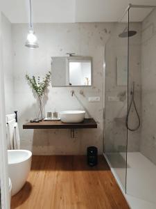 ein Badezimmer mit Waschbecken und Dusche in der Unterkunft Dimora al Capo in Palermo + 46 Fotos