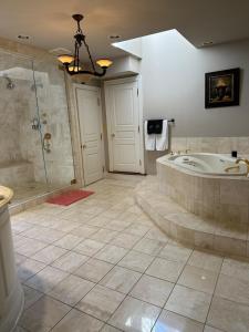 Et badeværelse på Stoneleigh - Historical Country Estate + 87 billeder