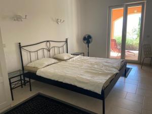 Postel nebo postele na pokoji v ubytování Villa Asteroi'dea - Tiha Mala + 23 fotografií